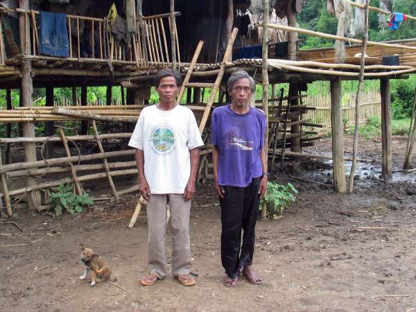 At Mrka Từk hamlet: village chief (r) and guest from a Phong village in the lower Ñrong (l).