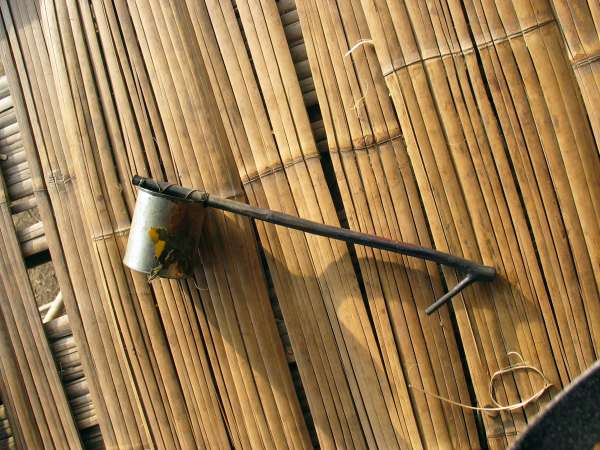 Tea-serving scoop, with hook for hanging up.