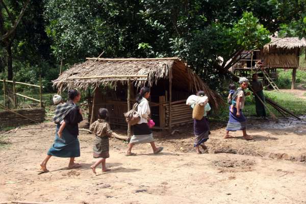 Different villages and ethnic groups of upland Nakai District rely on each other in times of need. Here, non-Kri Villagers from downstream have visited Mrka Từk Hamlet to ask for emergency rice supplies due to a poor harvest year.