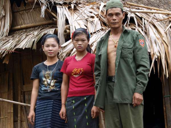 Father (r), daughter (m), step-mother (i), Mrka Kơn Hamlet.